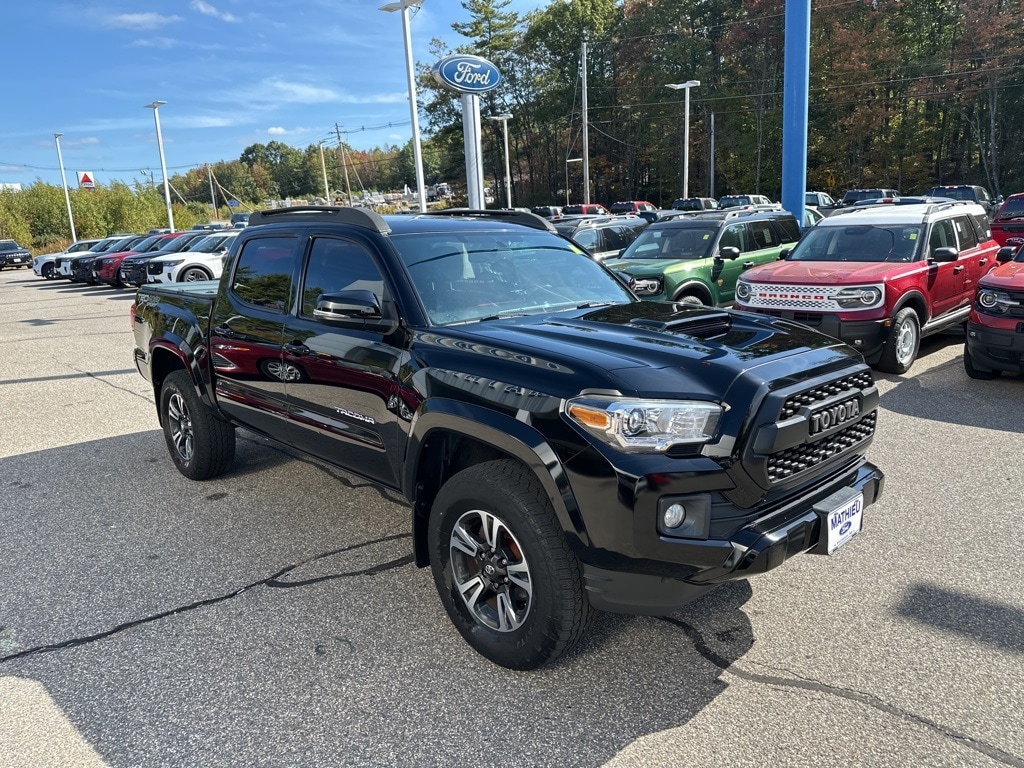2017 Toyota Tacoma TRD Sport photo 4