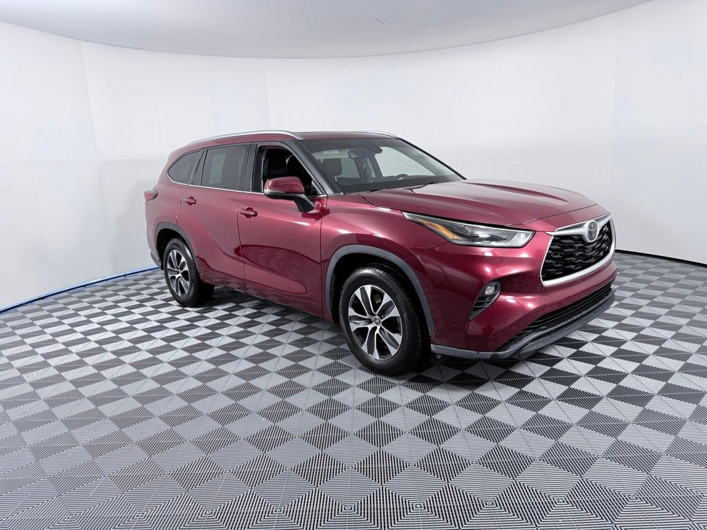 2021 Toyota Highlander XLE photo 2