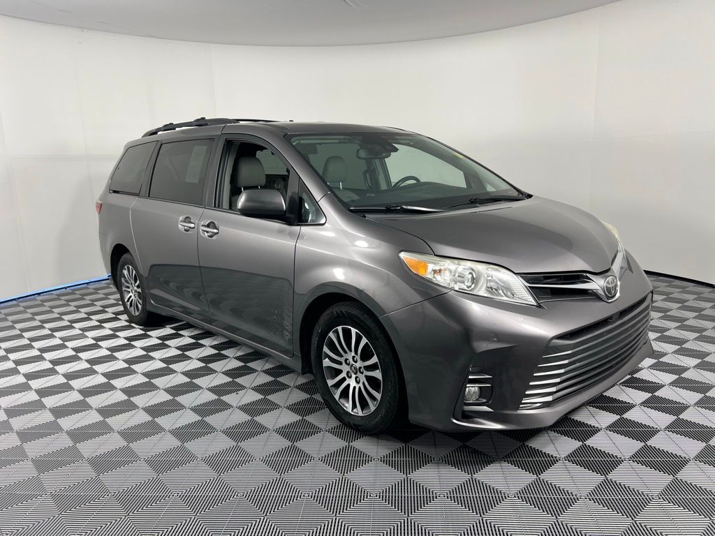 2018 Toyota Sienna L photo 2