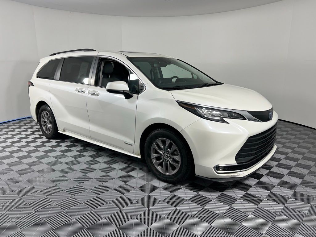 2021 Toyota Sienna XLE photo 2