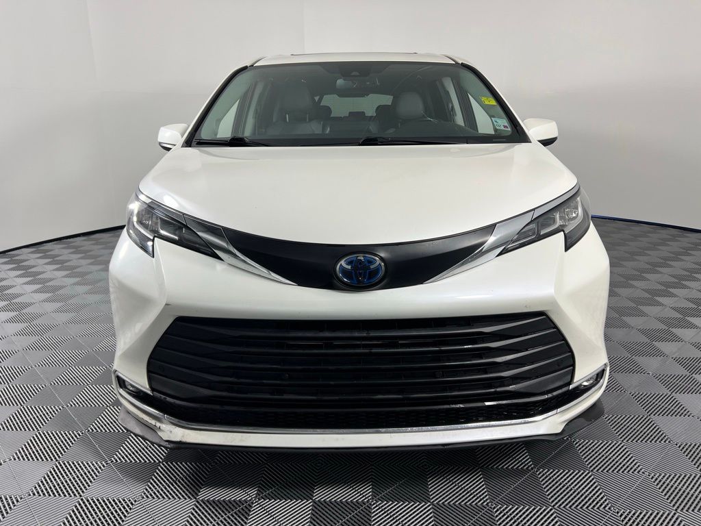 2021 Toyota Sienna XLE photo 3