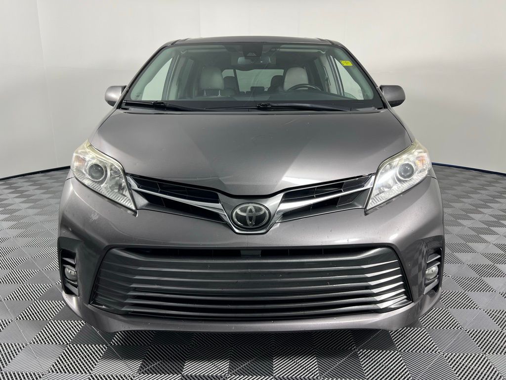 2018 Toyota Sienna L photo 3