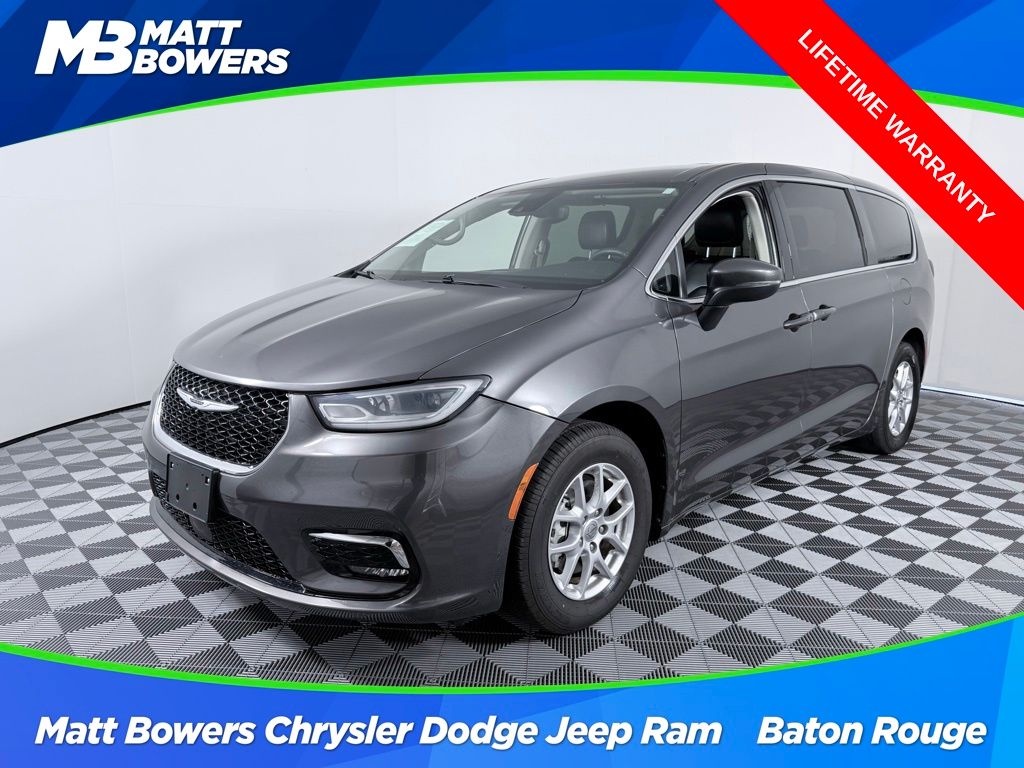 2023 Chrysler Pacifica Touring L's photo