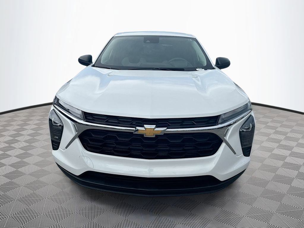 2025 Chevrolet Trax LS photo 2