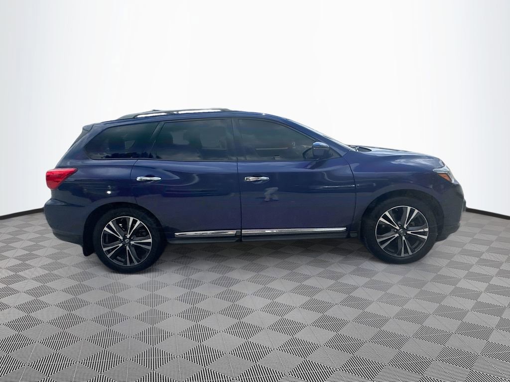 2017 Nissan Pathfinder Platinum photo 2