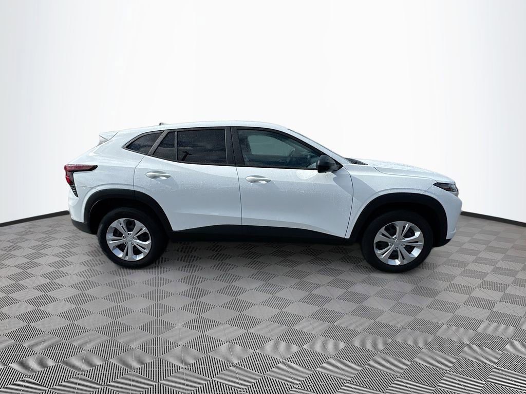 2025 Chevrolet Trax LS photo 4