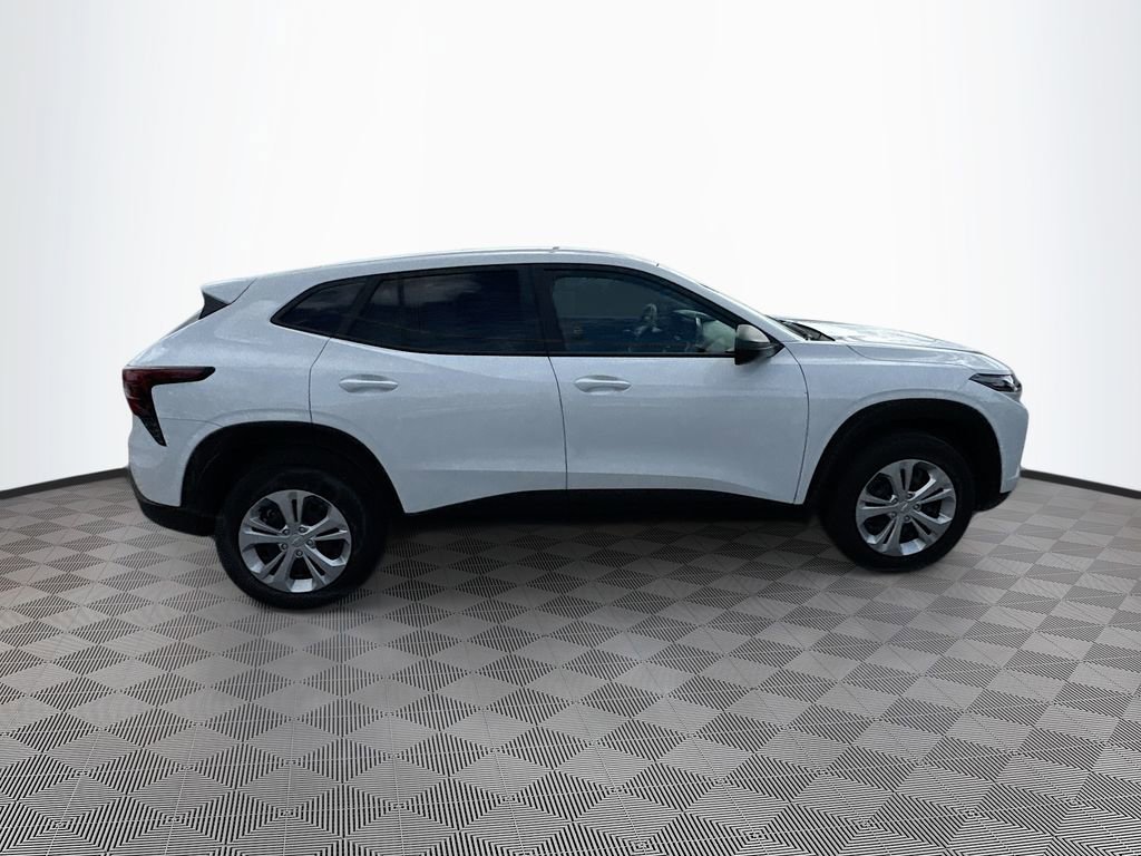 2025 Chevrolet Trax LS photo 4