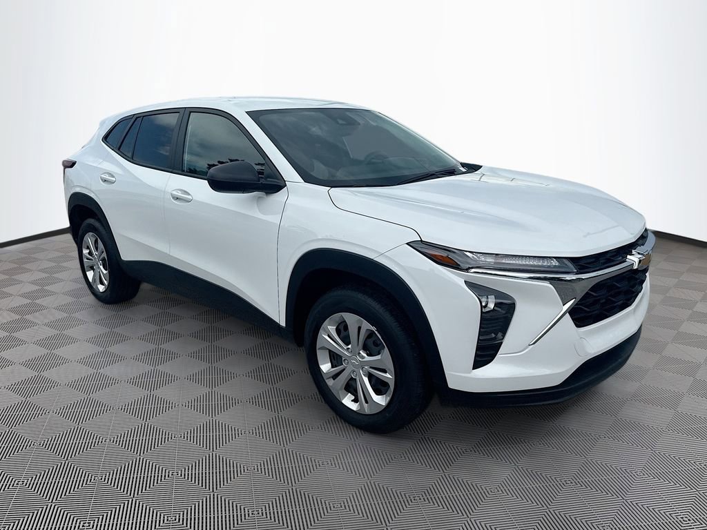 2025 Chevrolet Trax LS photo 3