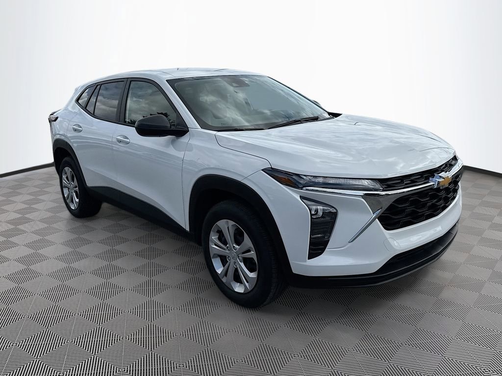 2025 Chevrolet Trax LS photo 3
