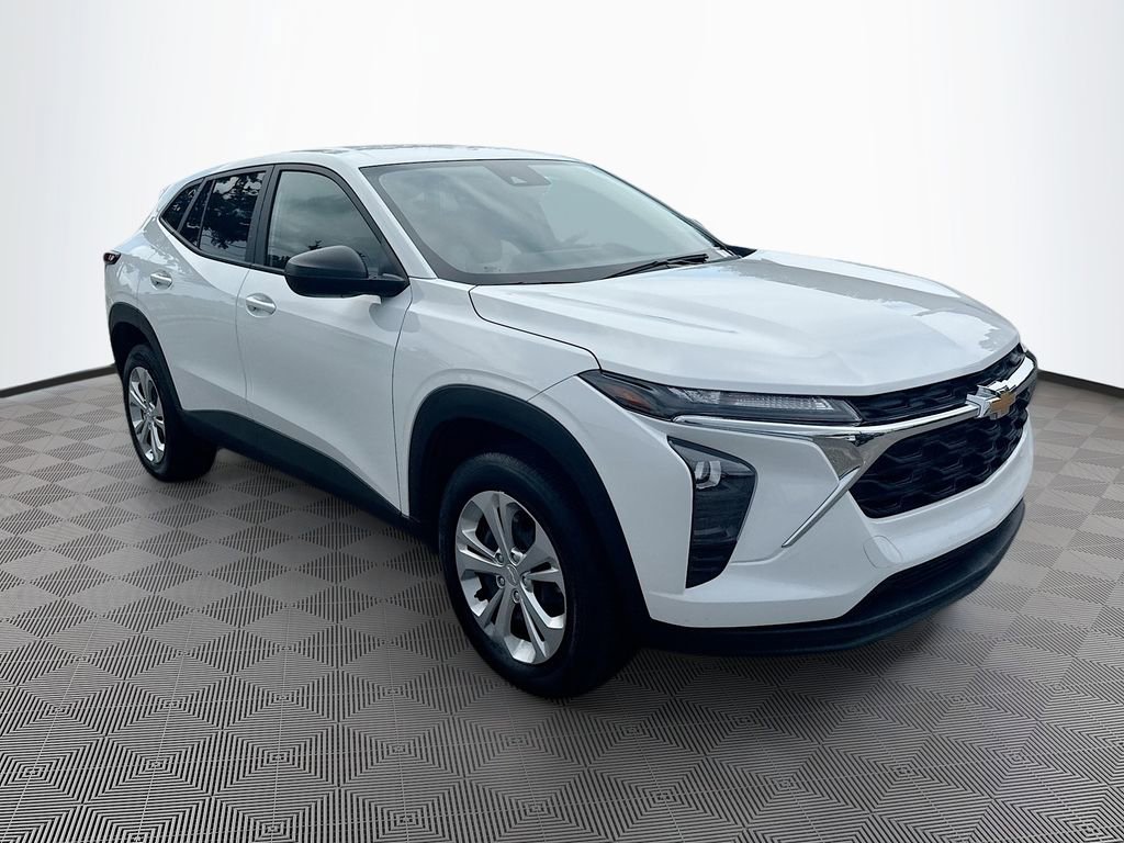 2025 Chevrolet Trax LS photo 3