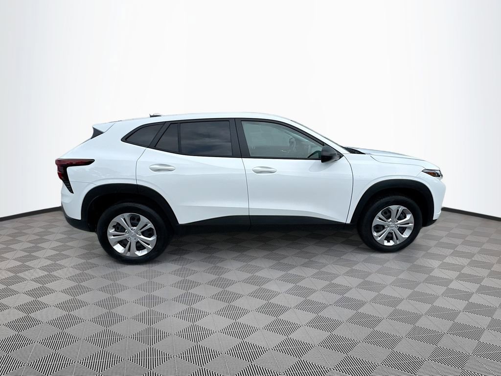 2025 Chevrolet Trax LS photo 4
