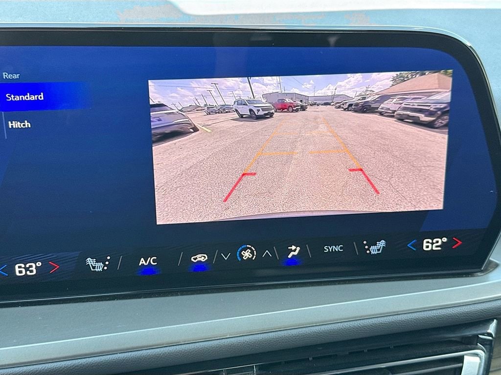 2025 Chevrolet Traverse LT - Photo 13