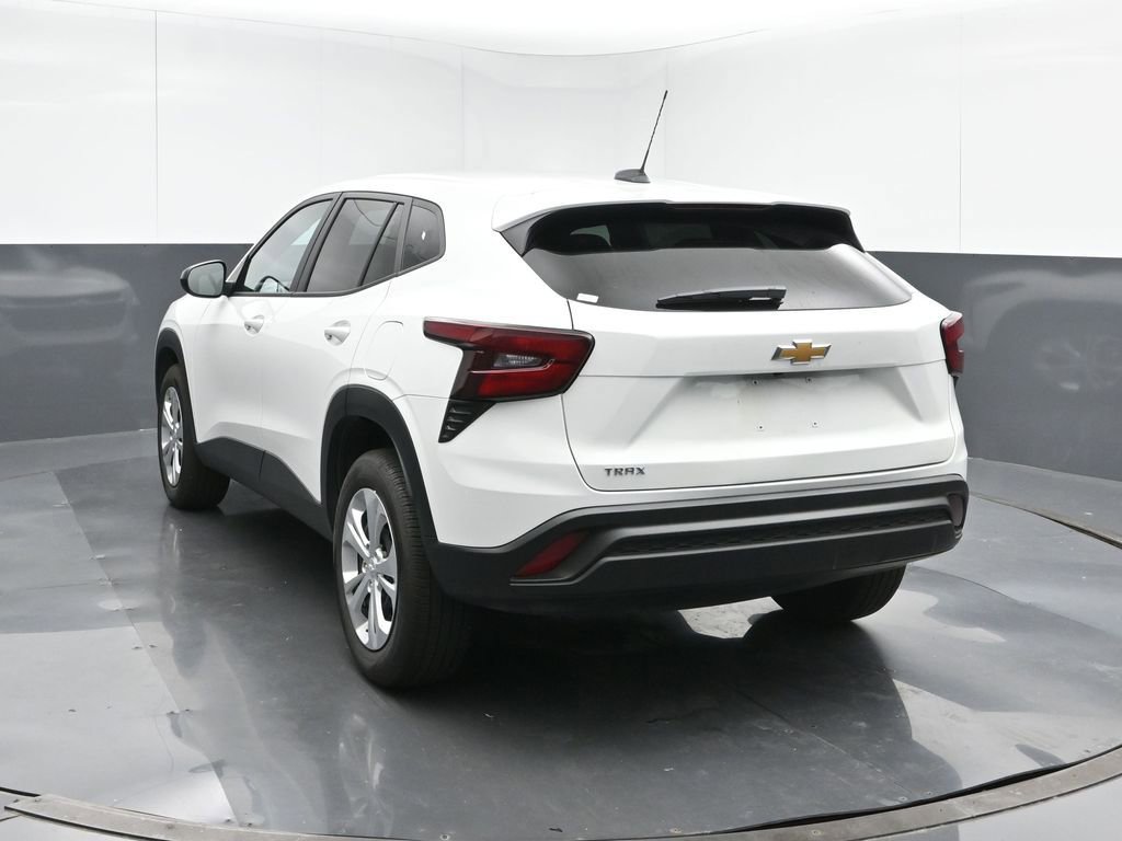 2025 Chevrolet Trax LS photo 4