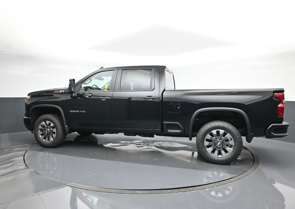 2025 Chevrolet Silverado 2500HD Custom photo 3