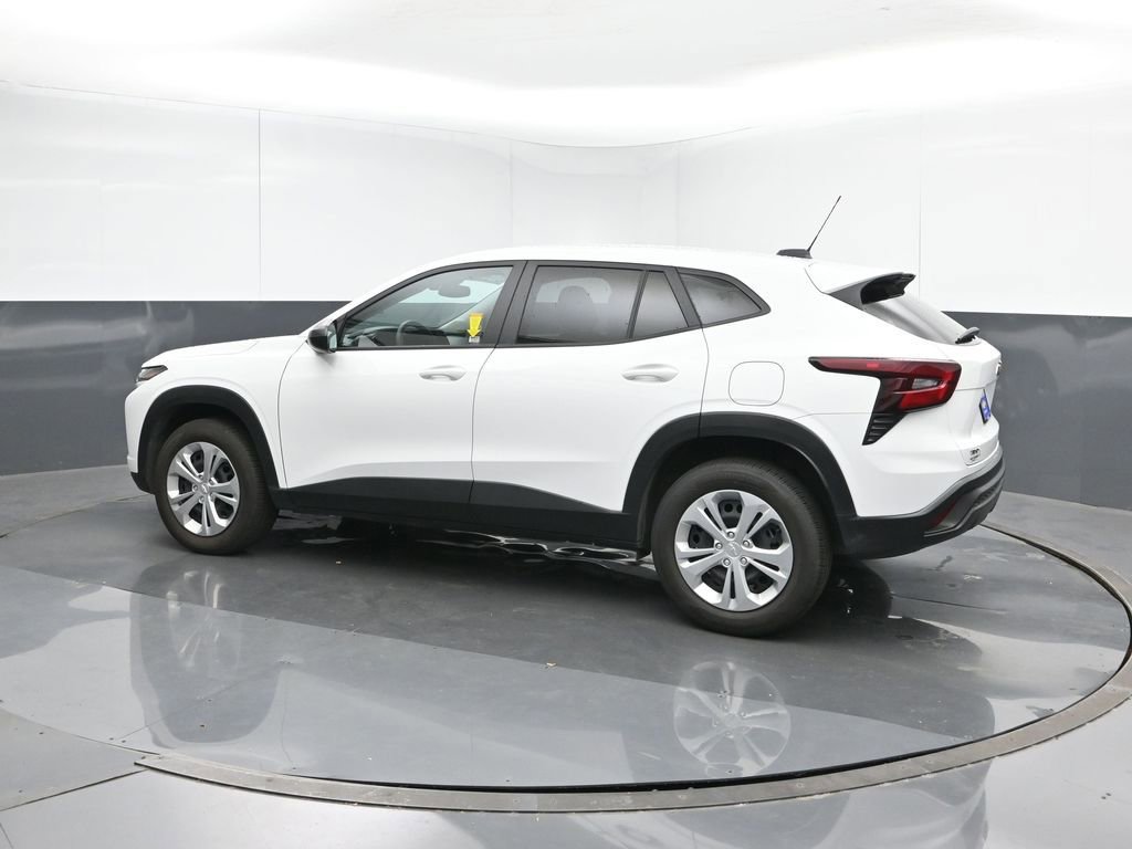 2025 Chevrolet Trax LS photo 3