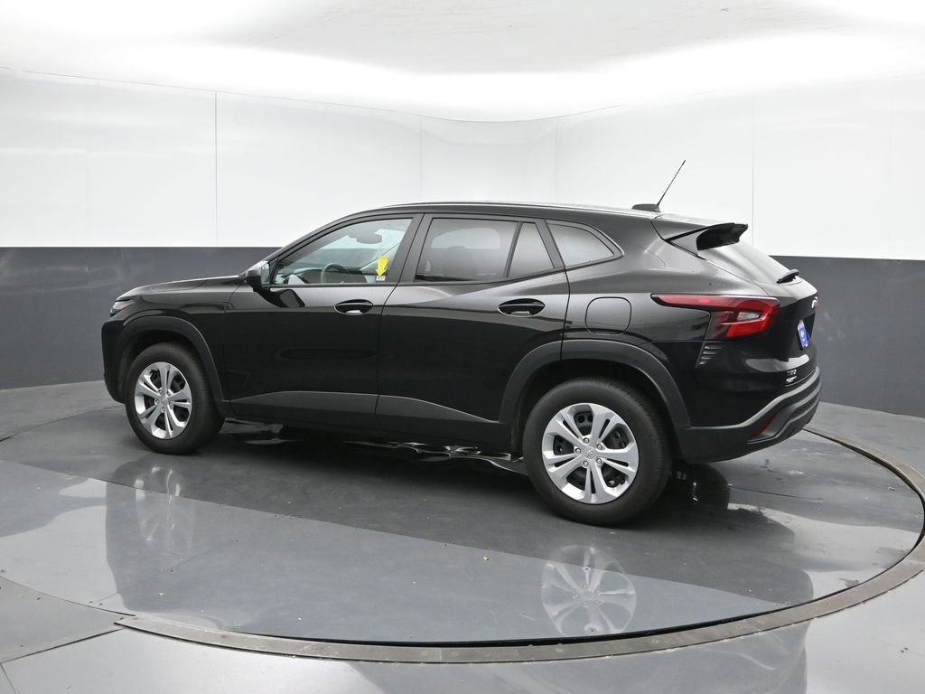 2025 Chevrolet Trax LS photo 2