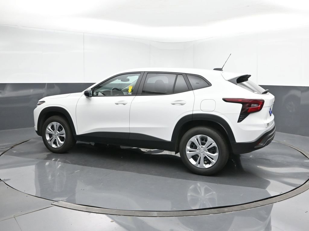 2025 Chevrolet Trax LS photo 3