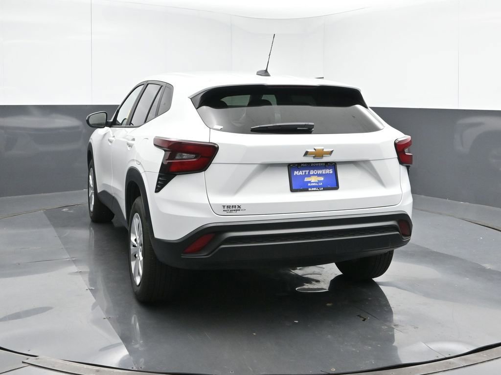2025 Chevrolet Trax LS photo 4
