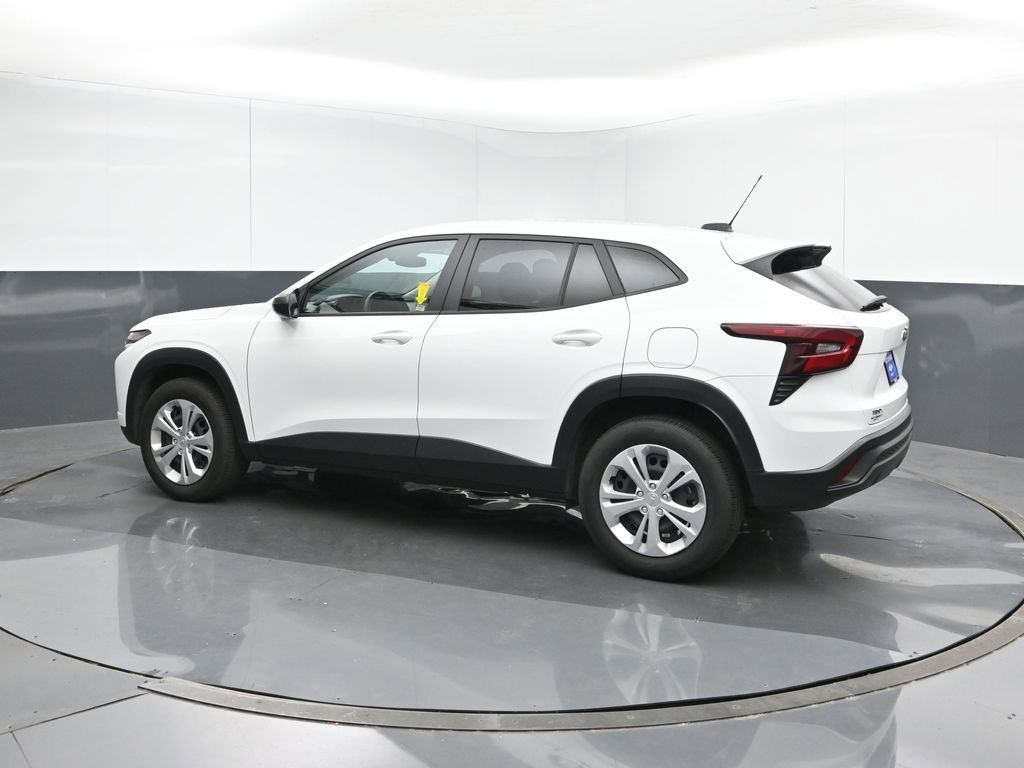 2025 Chevrolet Trax LS photo 3