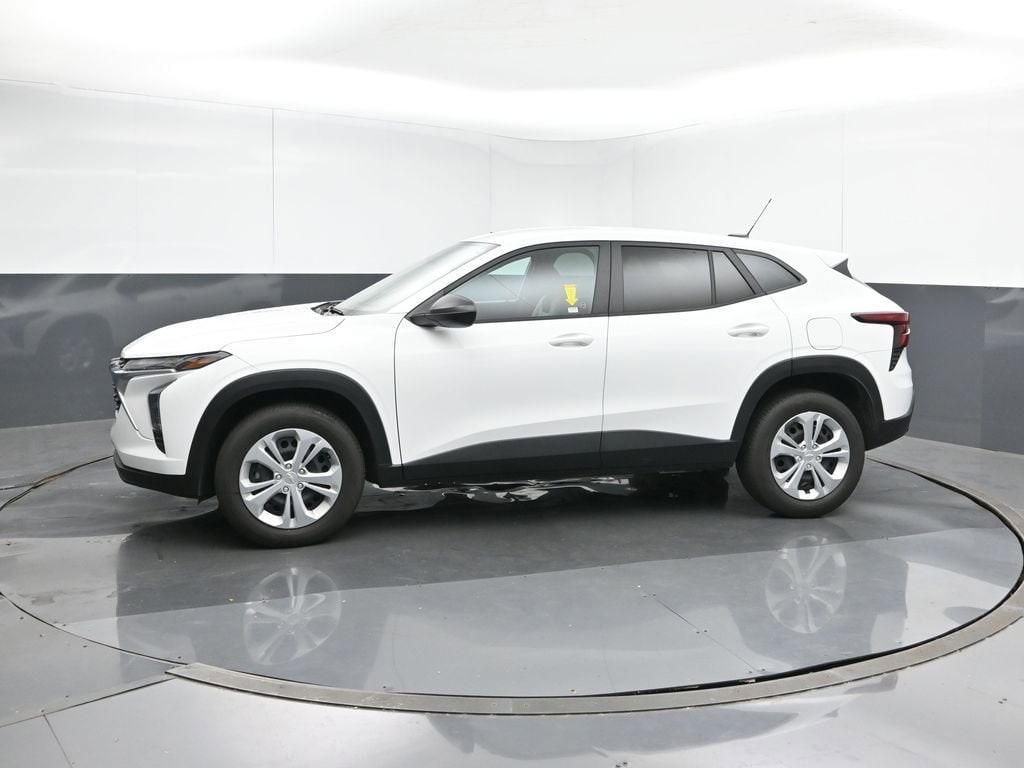 2025 Chevrolet Trax LS photo 2