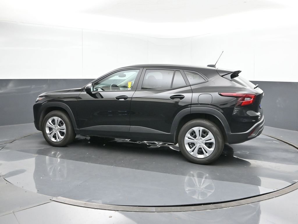 2025 Chevrolet Trax LS photo 2
