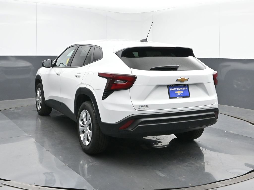 2025 Chevrolet Trax LS photo 4
