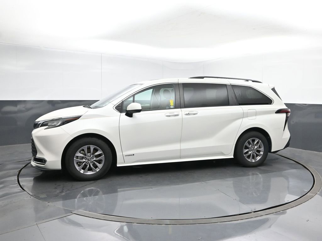 2021 Toyota Sienna XLE photo 2