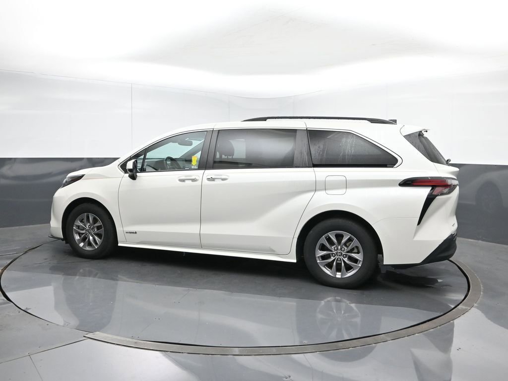 2021 Toyota Sienna XLE photo 3