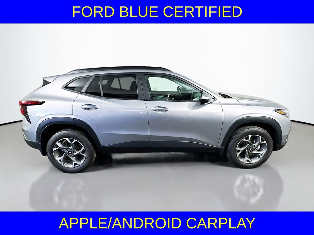 2025 Chevrolet Trax LT photo 4