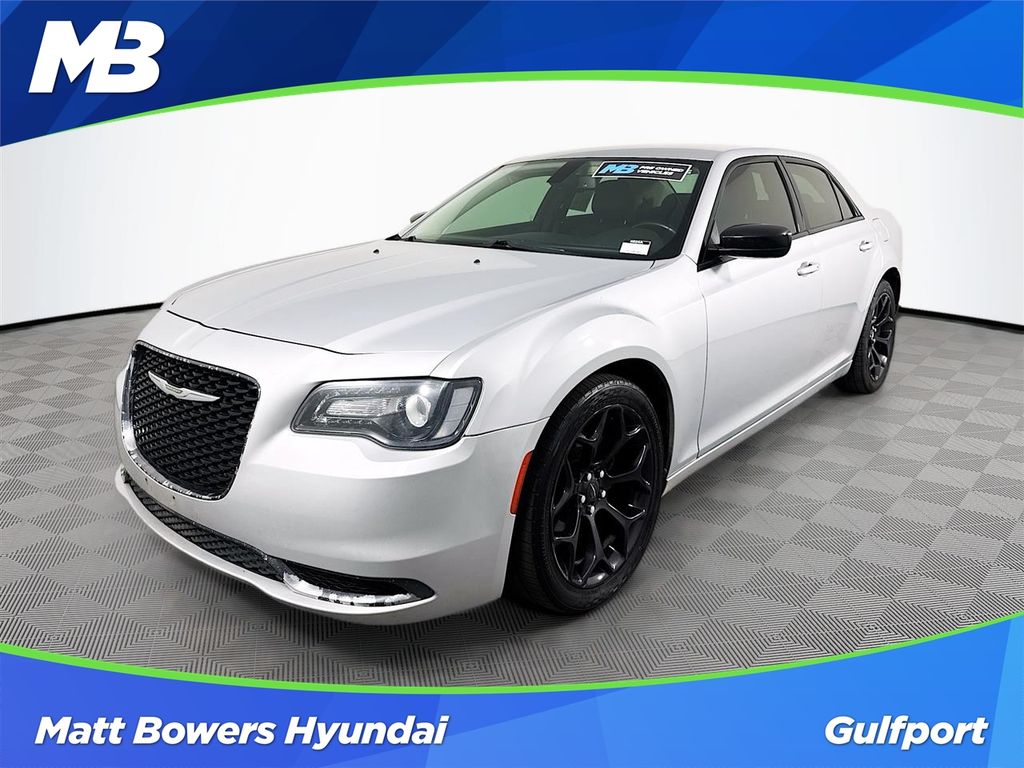 2019 Chrysler 300 Touring's photo