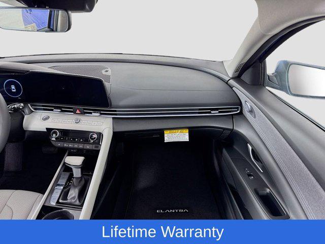 2025 Hyundai Elantra Limited - Photo 25