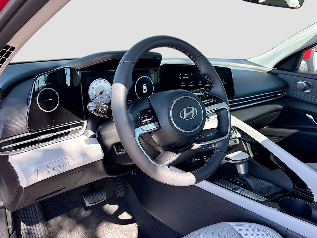 2025 Hyundai Elantra Limited - Photo 10