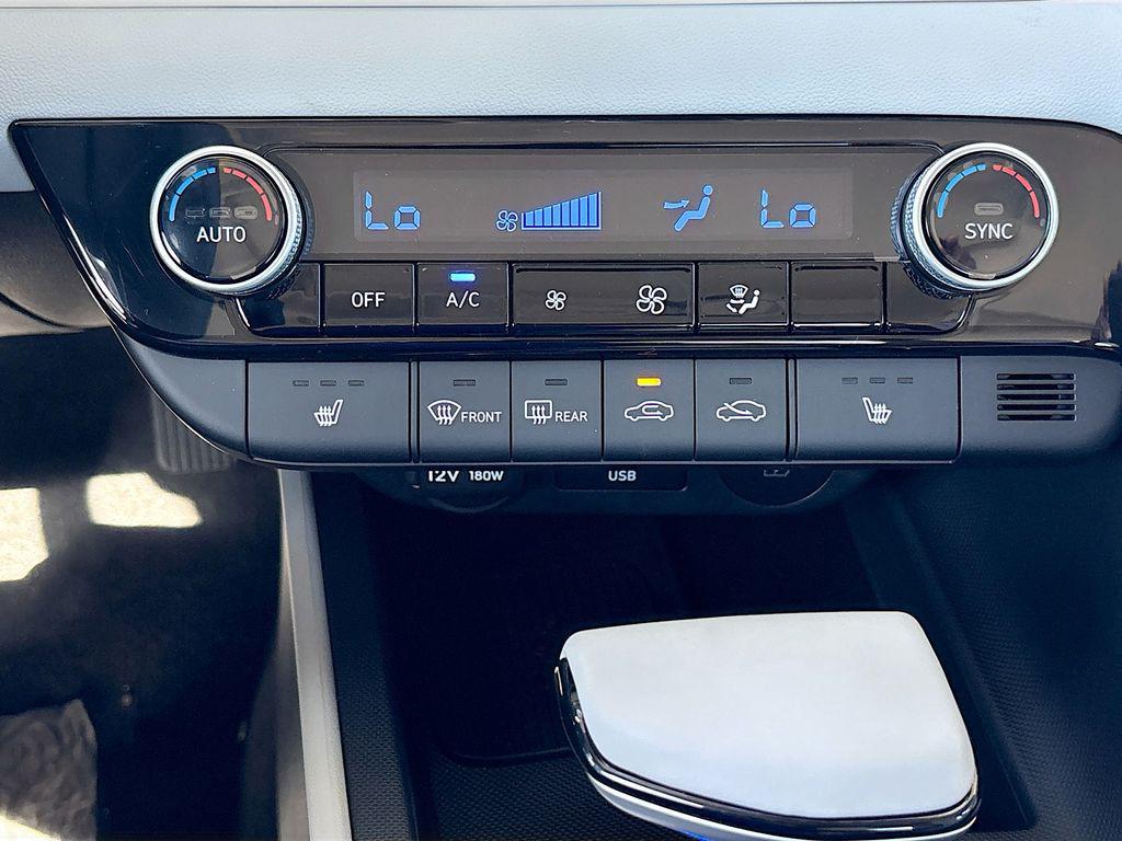 2025 Hyundai Elantra Limited - Photo 17