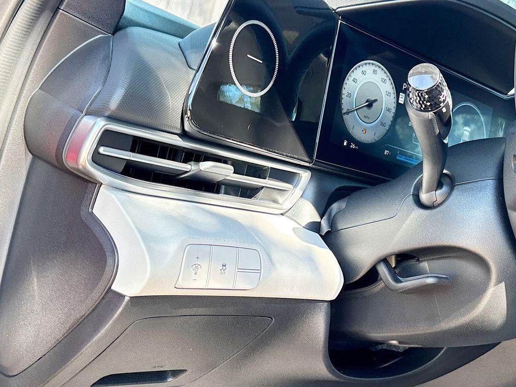 2025 Hyundai Elantra Limited - Photo 11