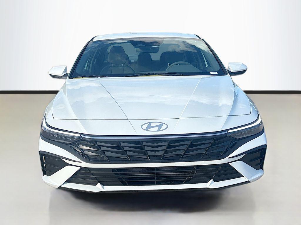 2026 Hyundai Elantra SE photo 2
