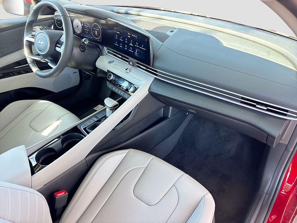 2025 Hyundai Elantra Limited - Photo 32
