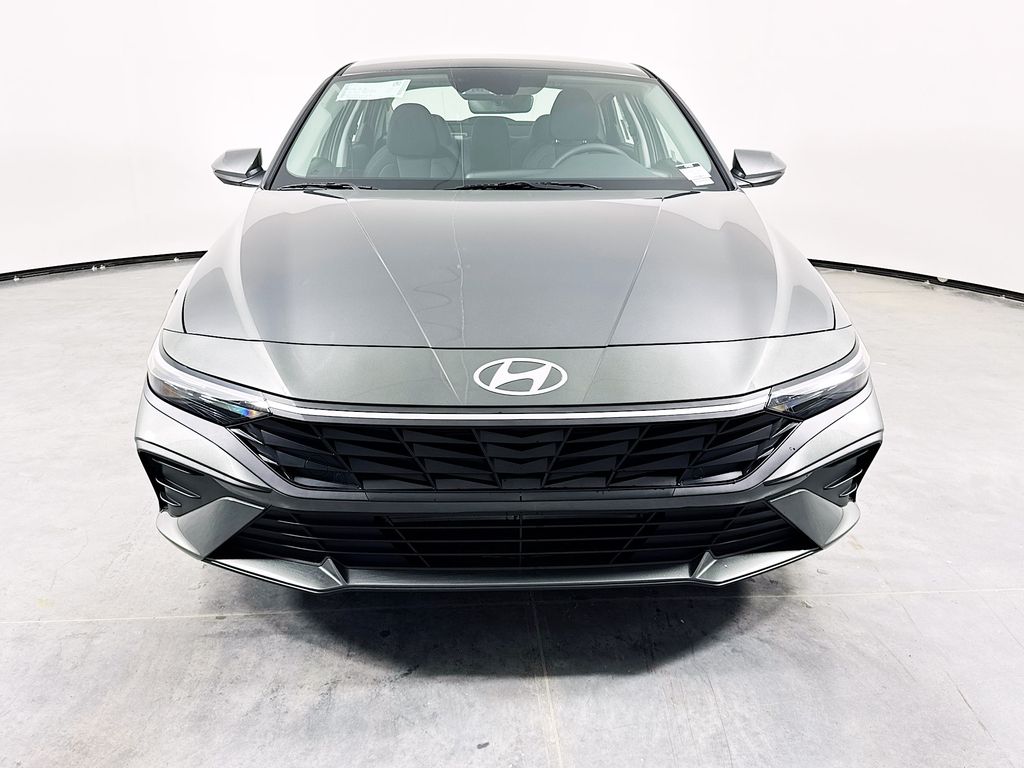2025 Hyundai Elantra SE photo 2