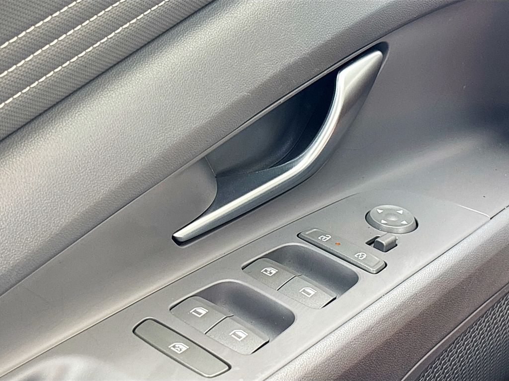 2025 Hyundai Elantra SEL - Photo 18