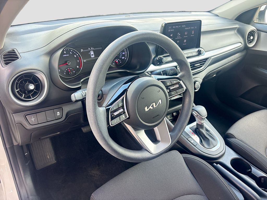 2023 Kia Forte LXS - Photo 9