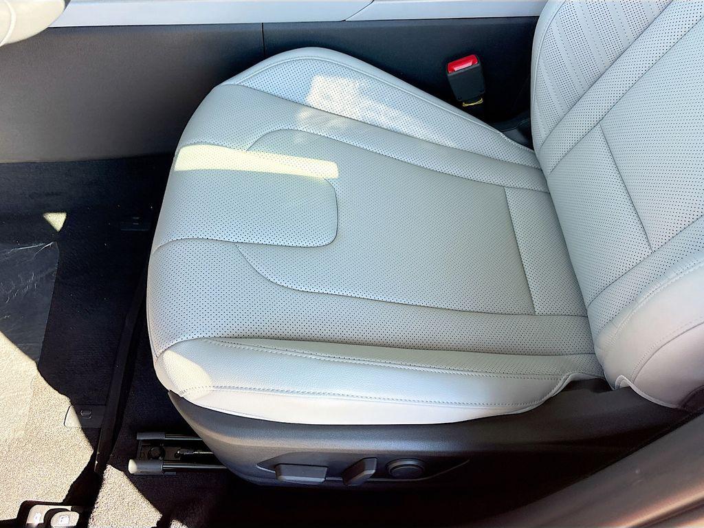 2025 Hyundai Elantra Limited - Photo 21