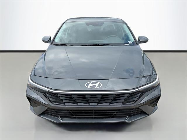 2025 Hyundai Elantra SE photo 2