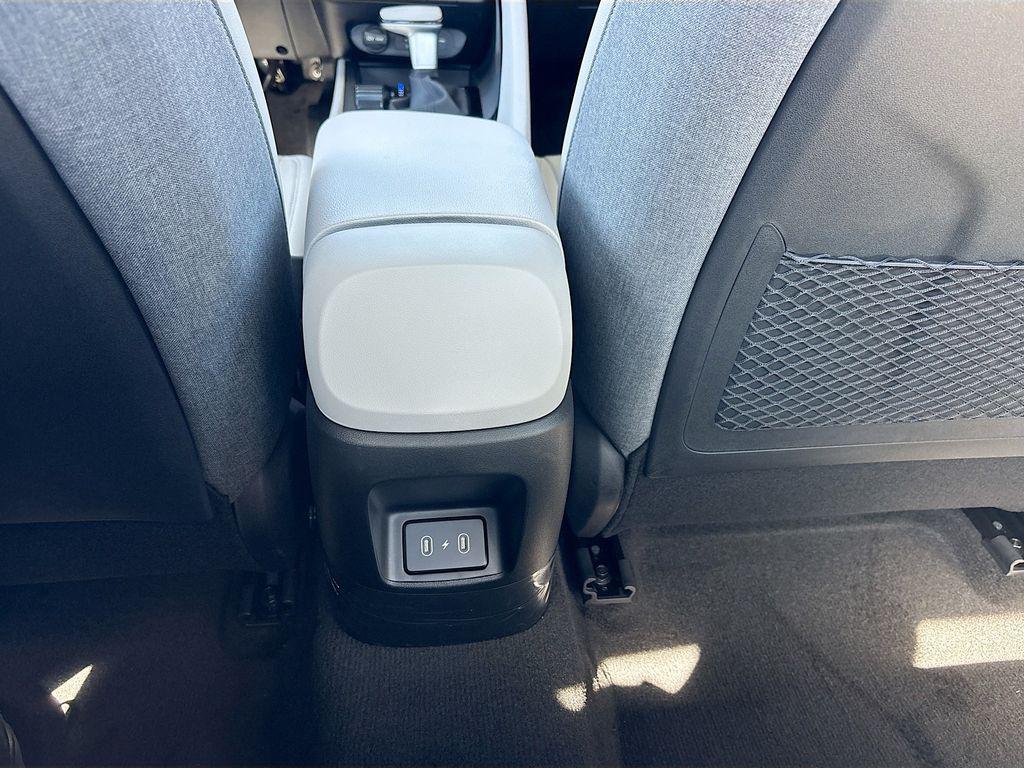 2025 Hyundai Elantra Limited - Photo 28