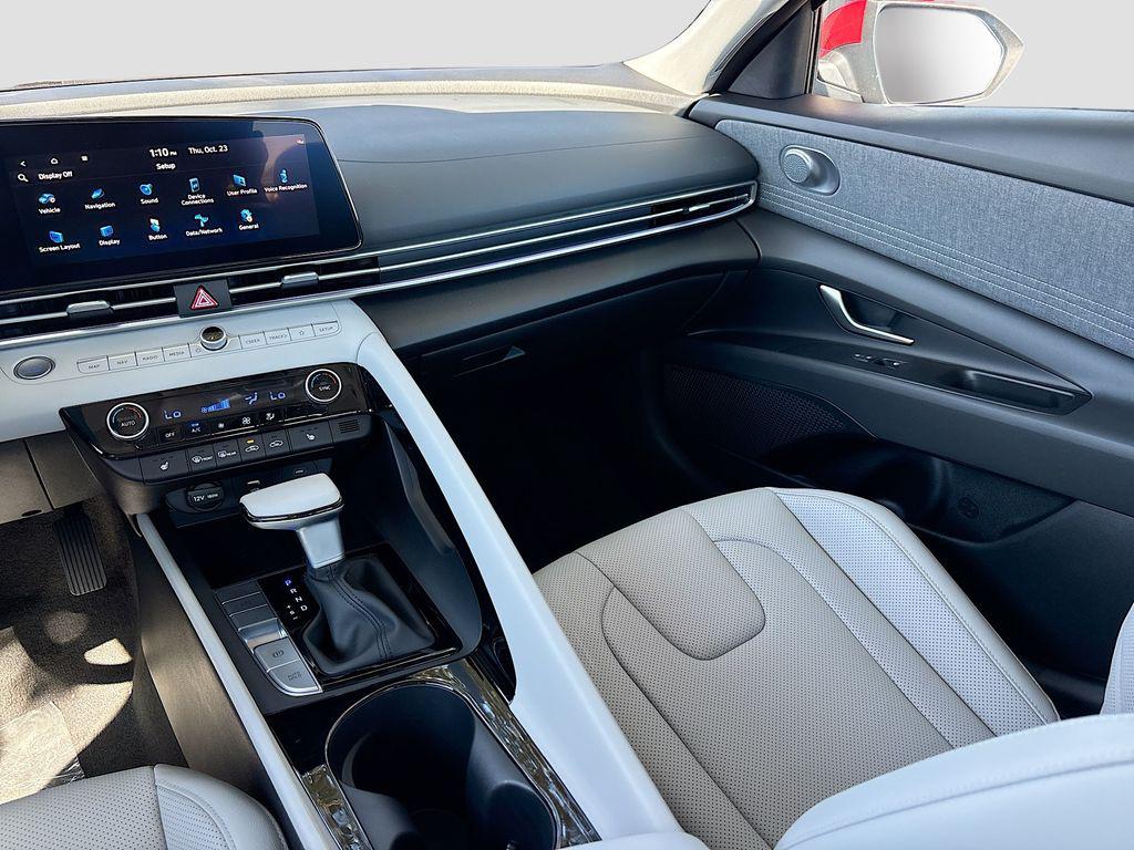 2025 Hyundai Elantra Limited - Photo 26