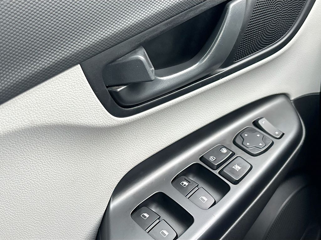 2022 Hyundai Kona SEL - Photo 17