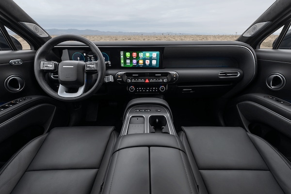 2026 Hyundai Palisade dual infotainment screens and premium front row layout