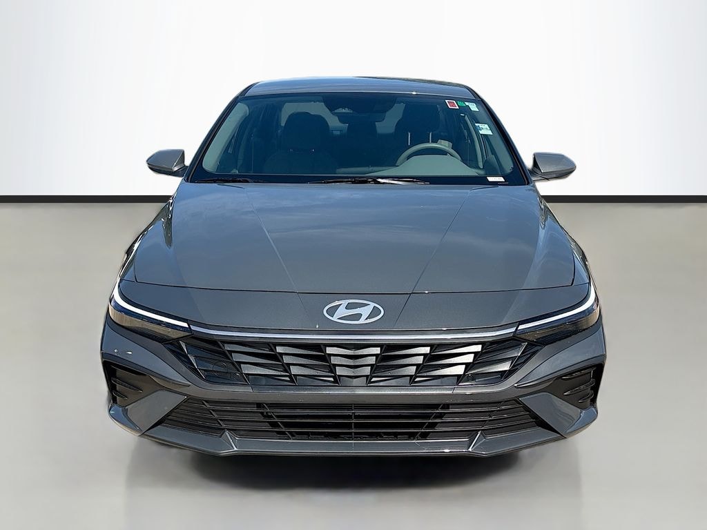 Used 2025 Hyundai Elantra SE Sedan