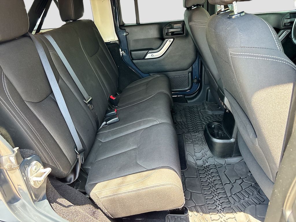 2016 Jeep Wrangler Unlimited Sahara - Photo 25