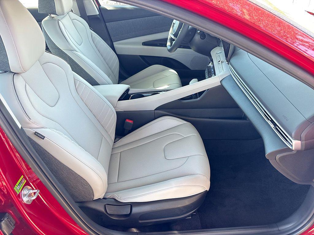 2025 Hyundai Elantra Limited - Photo 31