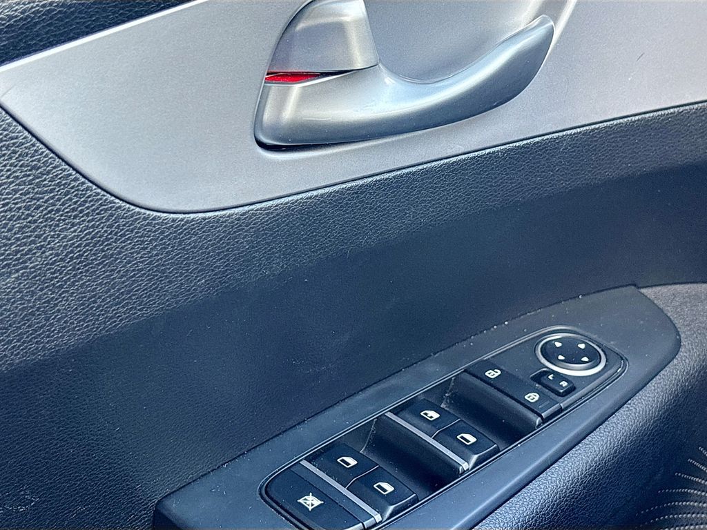 2023 Kia Forte LXS - Photo 17