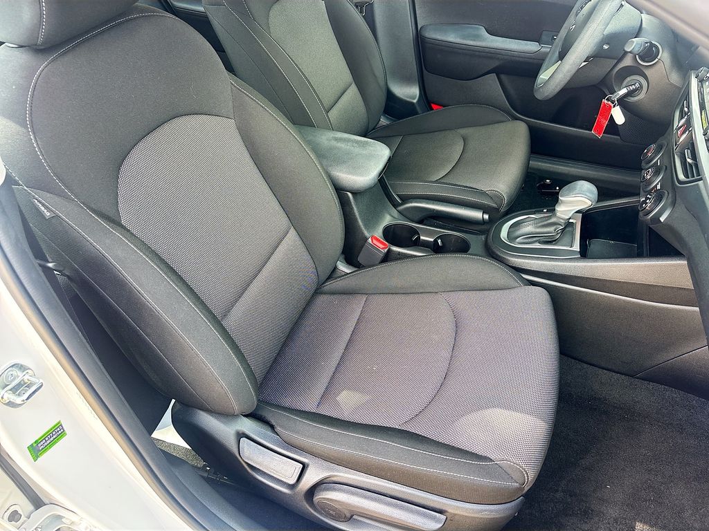 2023 Kia Forte LXS - Photo 25
